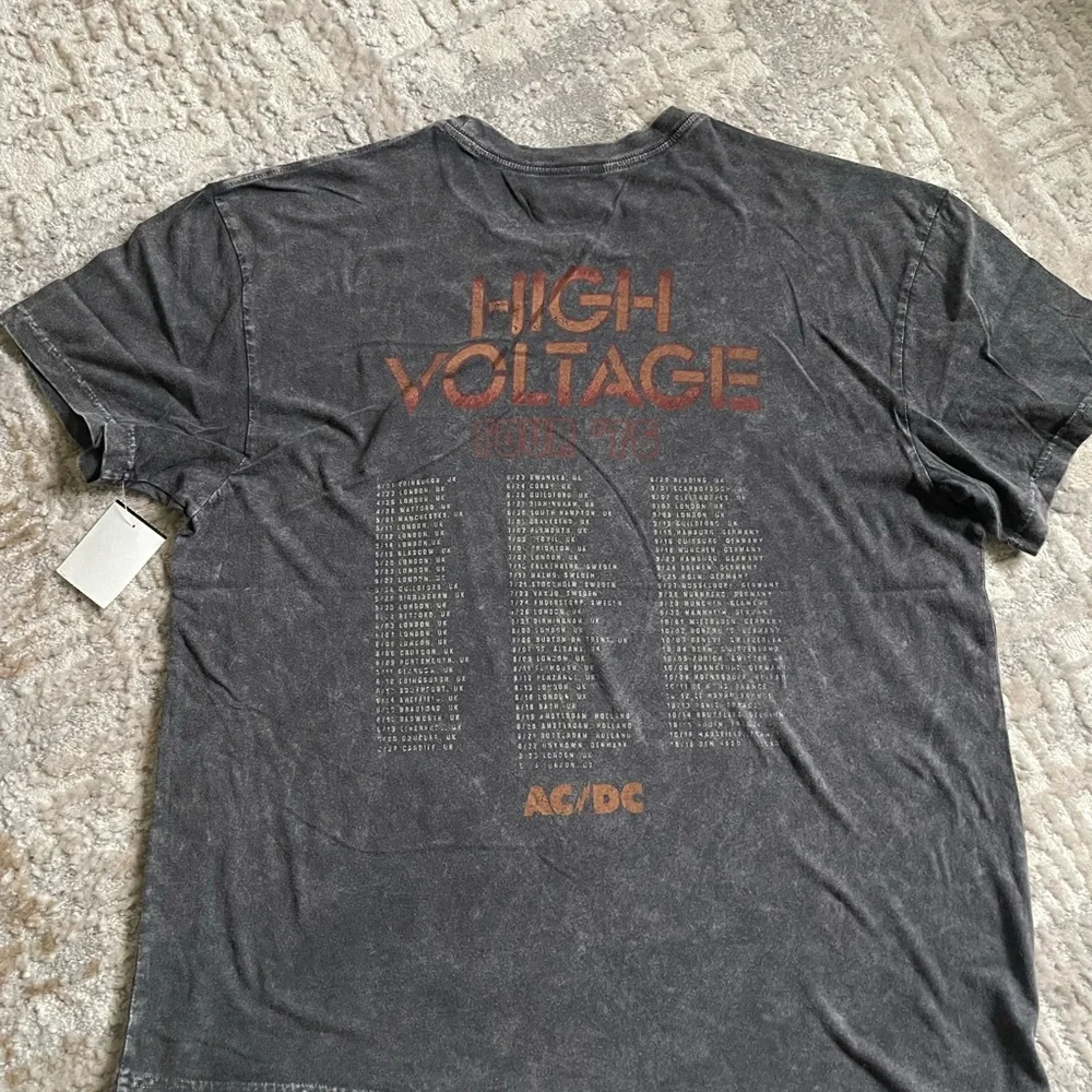 AC/DC Mens XL graphic acid wash tee shirt MENS NEW NWT ‘75 voltage tour shirt - Picture 5 of 6